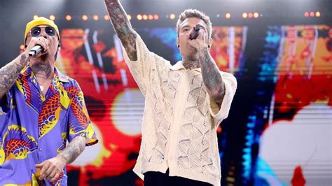 camicia versace fedez battiti live|Fedez, Gianna Nannini, Achille Lauro a Battiti Live: guida alla .